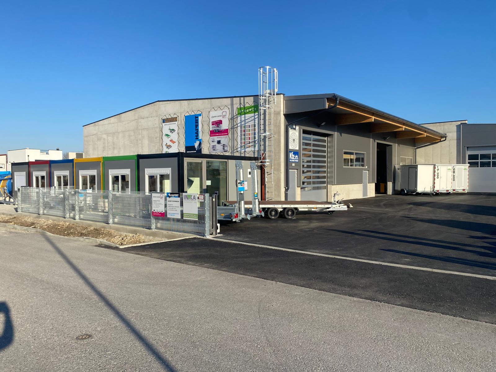 Großer asphaltierter Vorplatz der INN-KA Anhänger-Prüfstelle mit viel Platz zum Rangieren